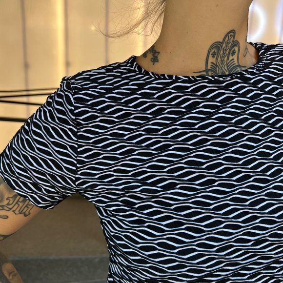 Black, white wavy pattern short sleeve women's crew neck top size S approx - Picture 6 of 12